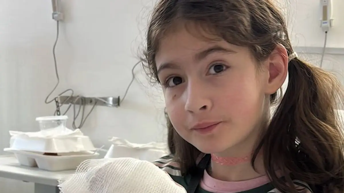 “Está angustiada y cansada”, dijo la madre de la niña a la que amputarán un dedo tras lastimarse en la escuela