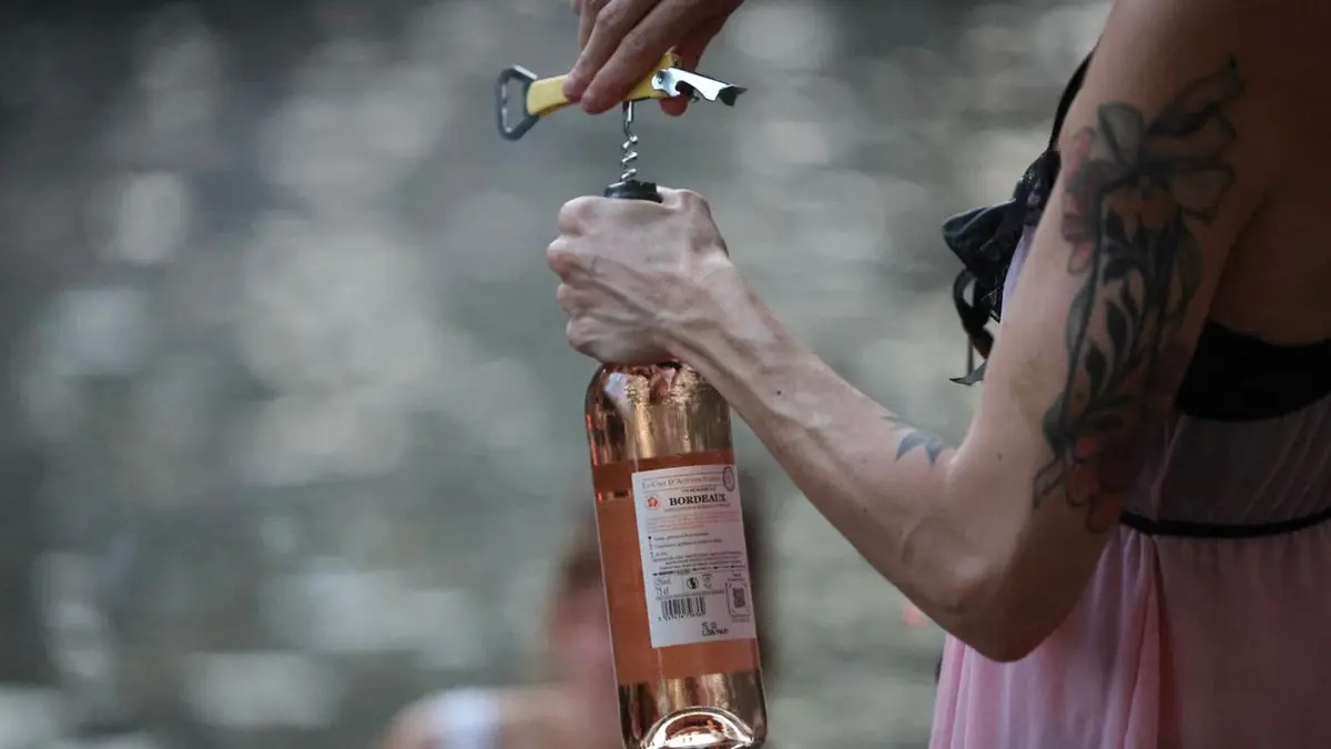París alerta por saturación hospitalaria debido al calor y prohíbe consumo de alcohol en la vía pública