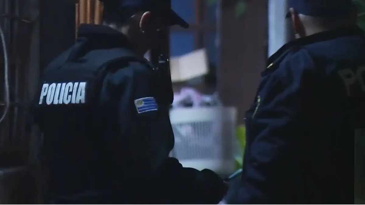 Una mujer llegó a su casa, vio una ventana rota y dentro estaba un delincuente con un cuchillo