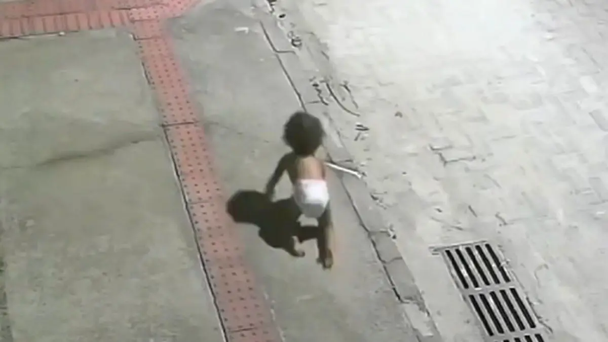 Brasil: beba de un año fue hallada sola gateando en la calle de madrugada