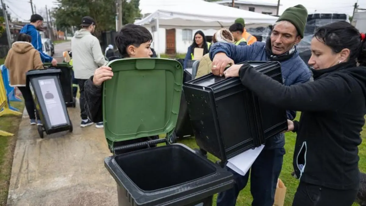 Entrega de contenedores y composteras a más de 300 familias de Parque Guaraní