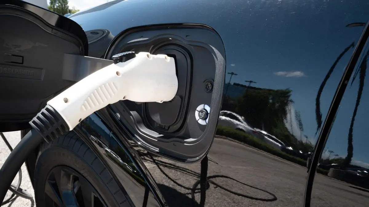 Gobierno decidió gravar con Imesi los vehículos eléctricos según su costo de importación, desde enero de 2027
