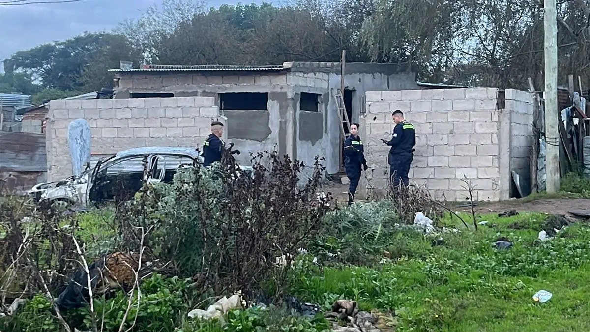 Balacera dejó a cinco hombres heridos y un auto incendiado en el barrio Cotravi