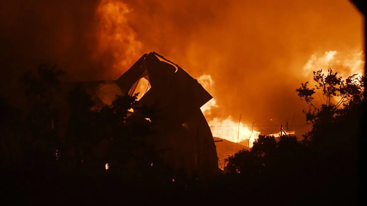 Bomberos combate incendio fuera de control cerca de la ciudad griega de Salónica