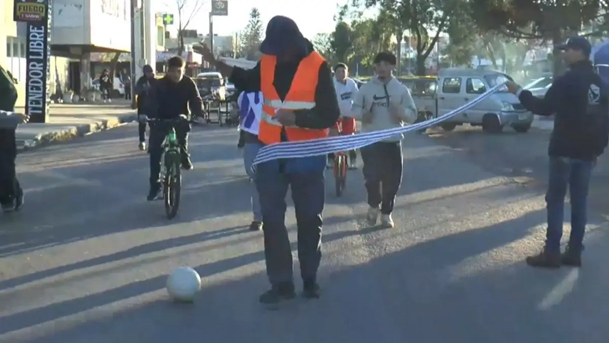 21 días y 600 kilómetros después, Franco cumplió el desafío de cruzar Uruguay pateando una pelota por la Pérez Scremini
