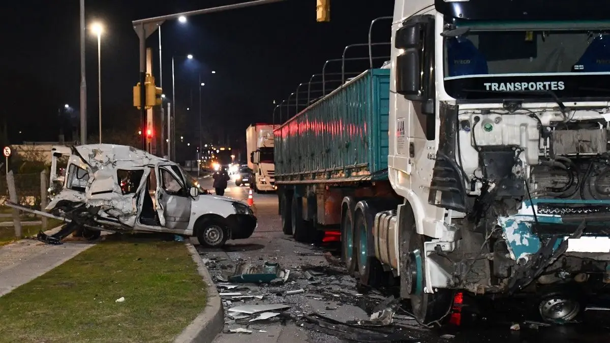 Chocó en camioneta contra un camión, fue derivado y se constató que estaba herido de bala; está grave