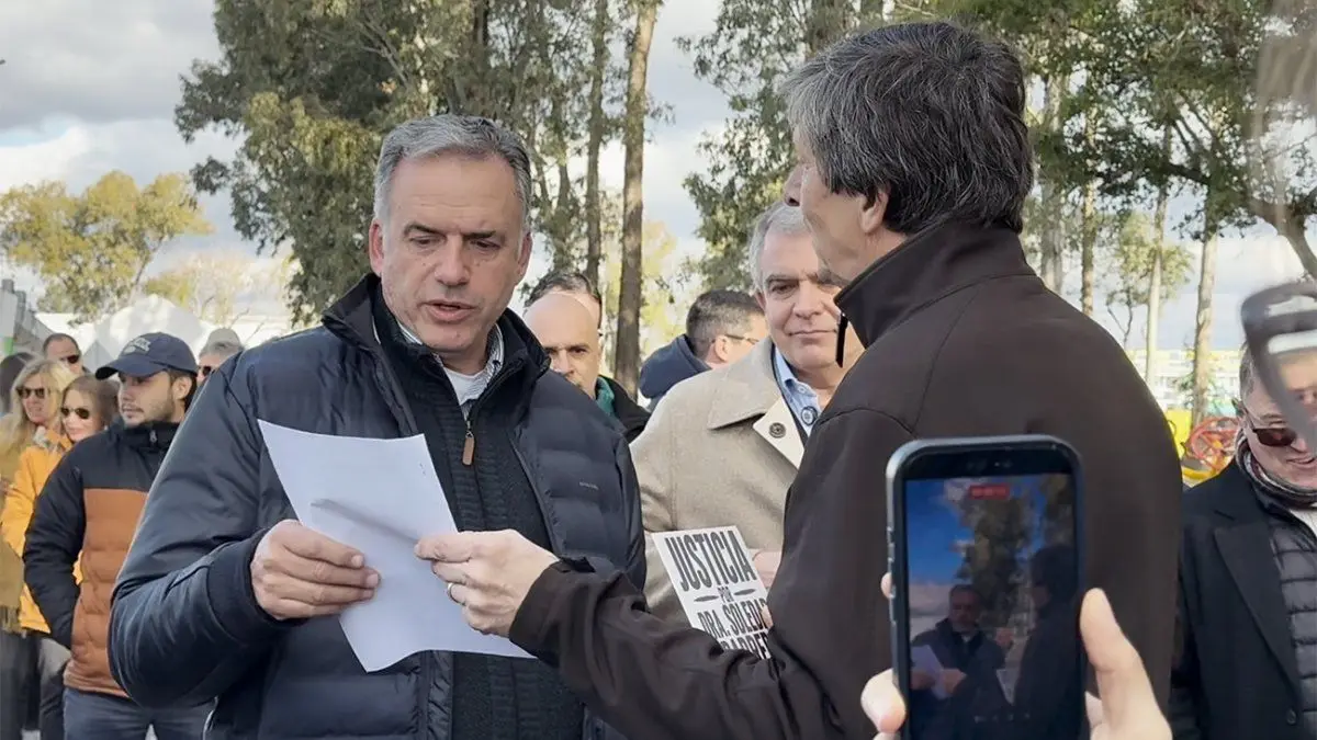 Padre de pediatra fallecida por mala praxis entregó carta a Orsi y pidió que se haga justicia por su hija