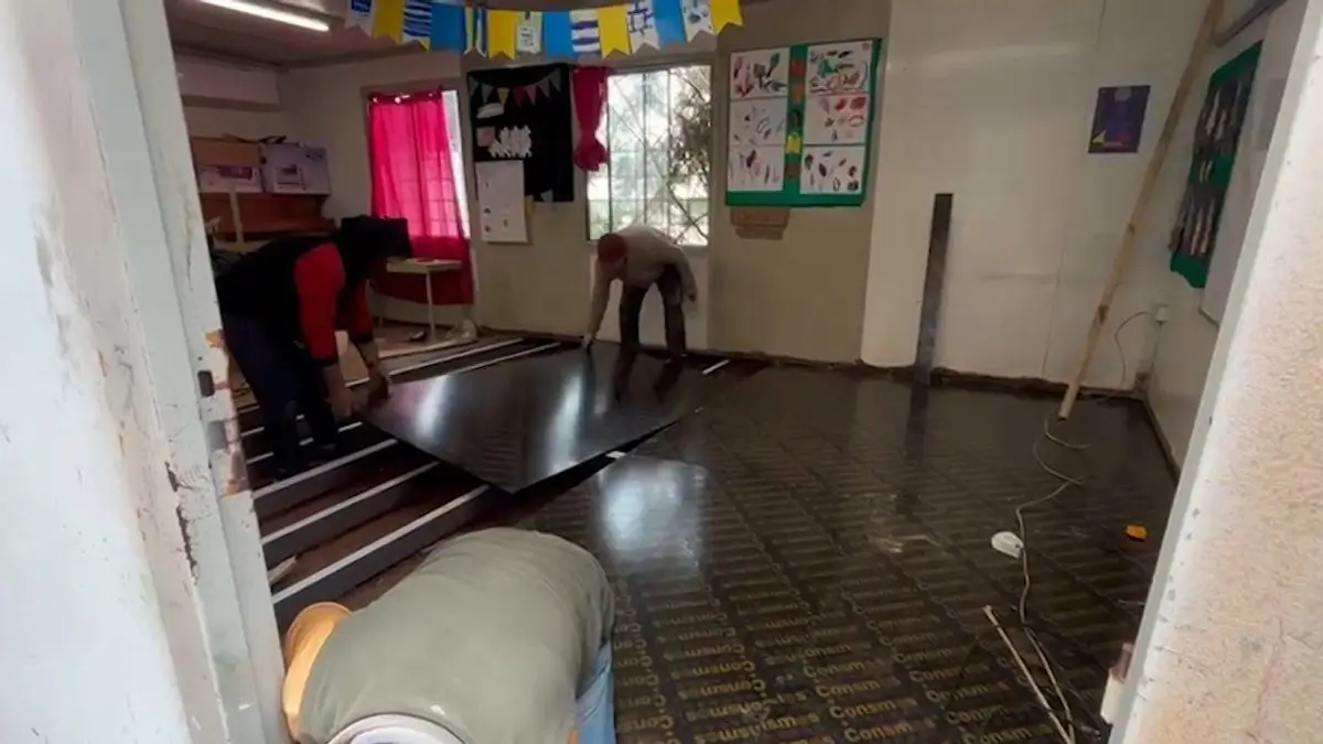 Vecinos de Casavalle organizaron una jornada solidaria para reparar contenedor que funciona como salón en escuela