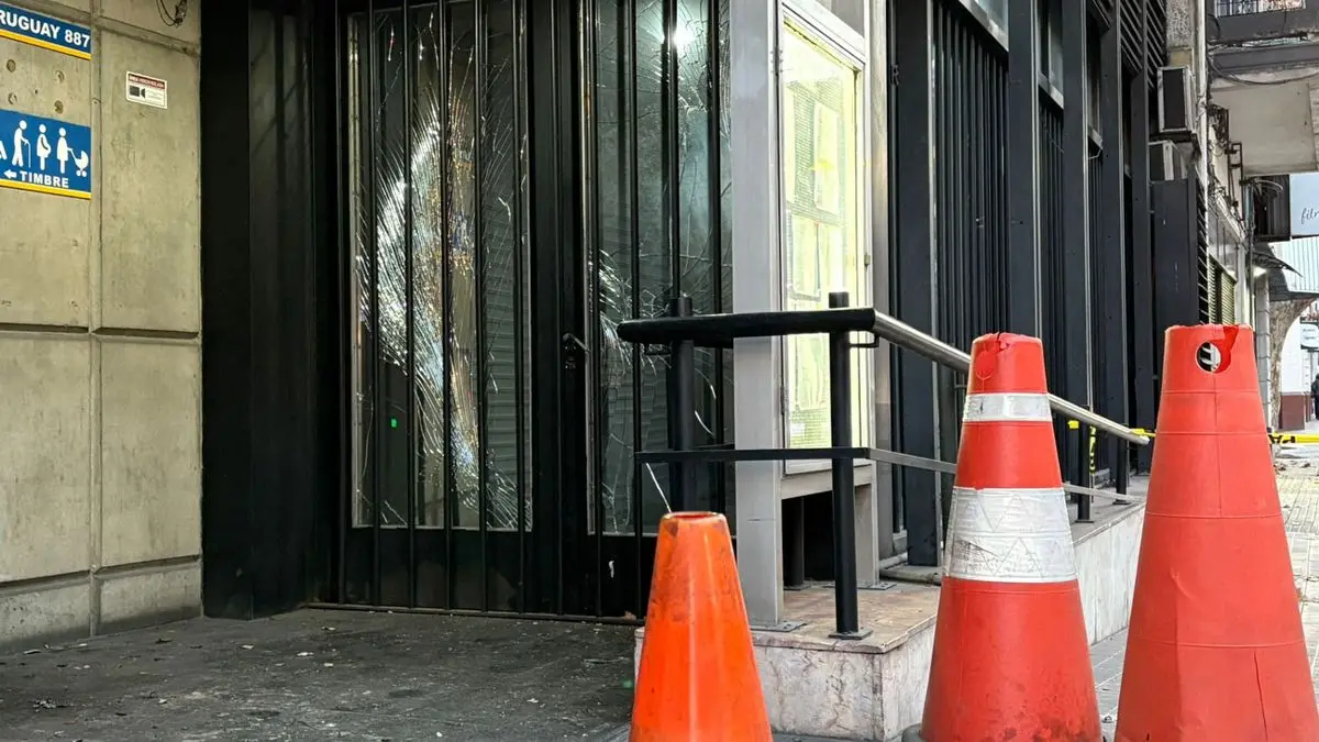 Atentado con explosivo en la Caja Militar: un hombre llegó caminando, dejó el artefacto y se fue a pie