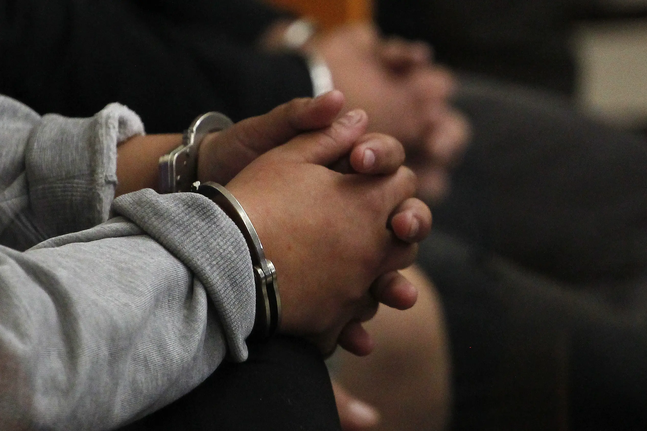 Lo detuvieron por ocasionar daños en la casa de su expareja y agredir a dos policías; se dispuso "prohibición de acercamiento" y quedó en libertad