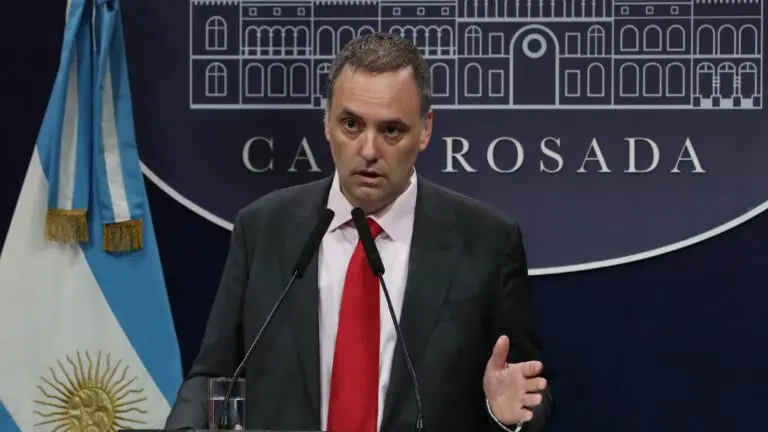 Jefe de gabinete de Milei no deja atrás la polémica: compró un monitor y dos proyectores con tarjetas de funcionarios que trabajaban para él