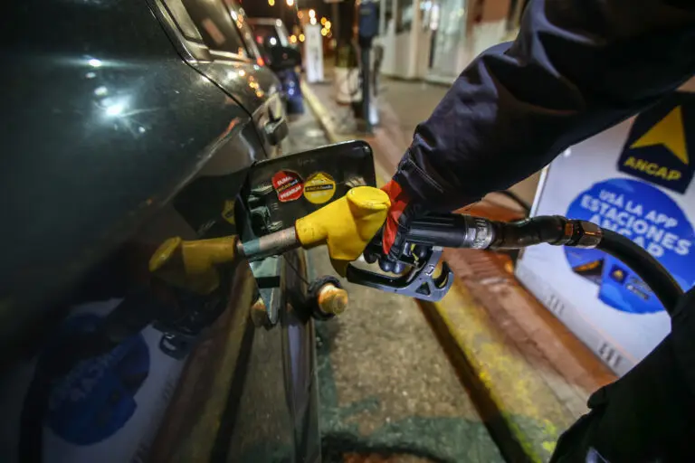 ¿Baja del petróleo se traducirá en una reducción del precio de los combustibles en Uruguay?: esto respondió la ministra de Industria