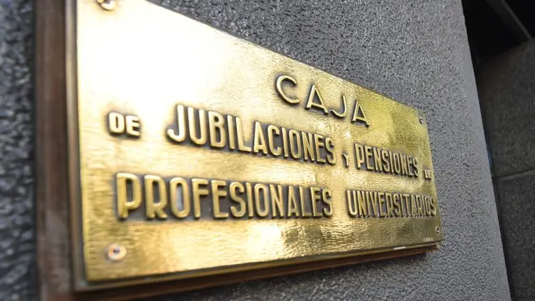 'Es irregular e inconveniente': gobierno busca frenar el cobro de timbres en consultas médicas impulsado por la Caja Profesional