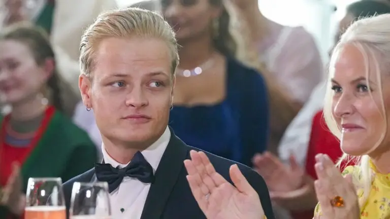 Condenaron a cuatro años de prisión al hijo de la princesa heredera de Noruega tras declararlo culpable de dos violaciones y absolverlo de dos