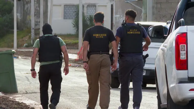 Mataron a disparos a un joven de 26 años en Ituzaingó: estaba 'tomando un vino' con otro hombre cuando le dispararon desde una moto