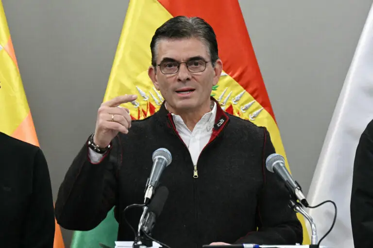 Congreso de Bolivia abrió vía para que el presidente pueda declarar estado de excepción y sacar militares a las calles para contener protestas