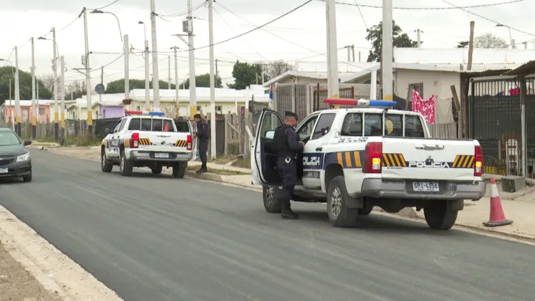 Policía investiga ataque a golpes y disparos contra un joven de 23 años por parte de varios hombres