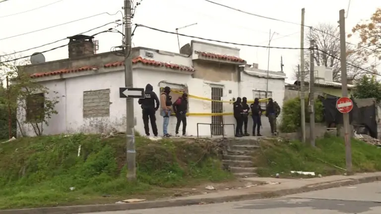 Tapiaron la boca donde ocurrió el triple asesinato del Cerro; el propietario había sido desplazado por delincuentes que se apoderaron de la casa