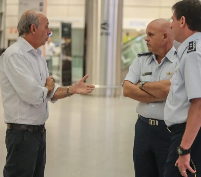 García convocará a autoridades de Defensa por demora en puesta en práctica de nuevo sistema de aterrizaje en el Aeropuerto de Carrasco