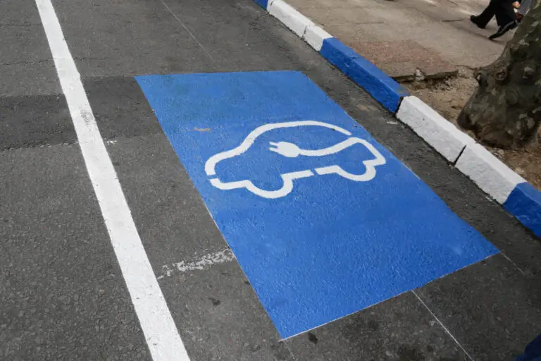 Autos eléctricos: Industria y Economía negocian cambios en incentivos; Cardona propone no afectar a 'un segmento de la población'