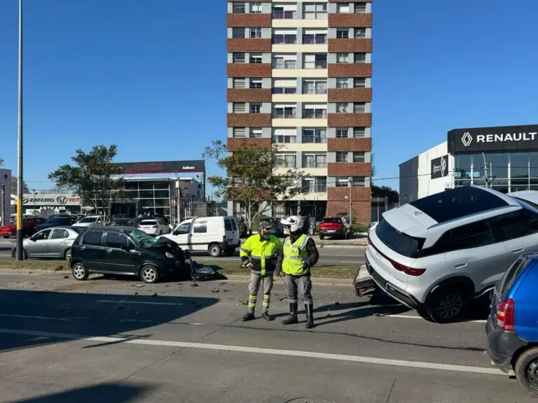 Auto cruzó el cantero de Avenida Italia y chocó con un camión que transportaba una camioneta cero kilómetro