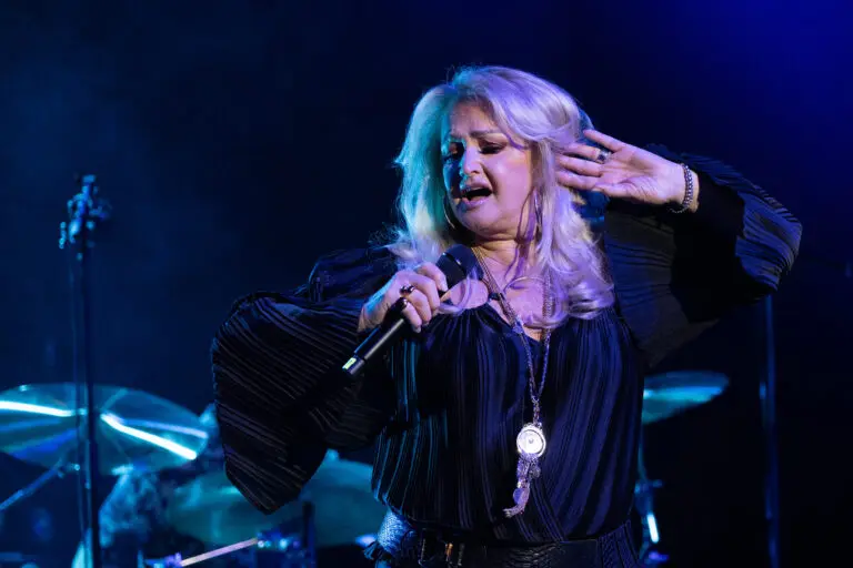La cantante británica Bonnie Tyler 'ya no está en coma, pero no se encuentra nada bien y sigue en cuidados intensivos' en Portugal