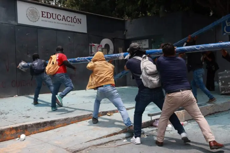 A una semana del Mundial, México se ve sacudido por una ola de protestas de maestros: reclaman aumento salarial y cambios en pensiones