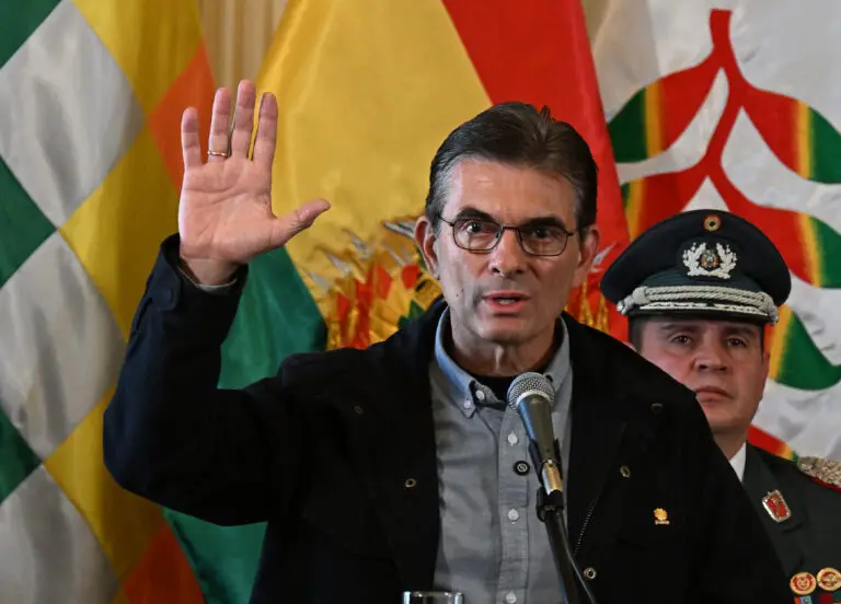 El presidente de Bolivia presentó proyecto de ley para facilitar que militares levanten bloqueos de las protestas, que ya llevan más de un mes