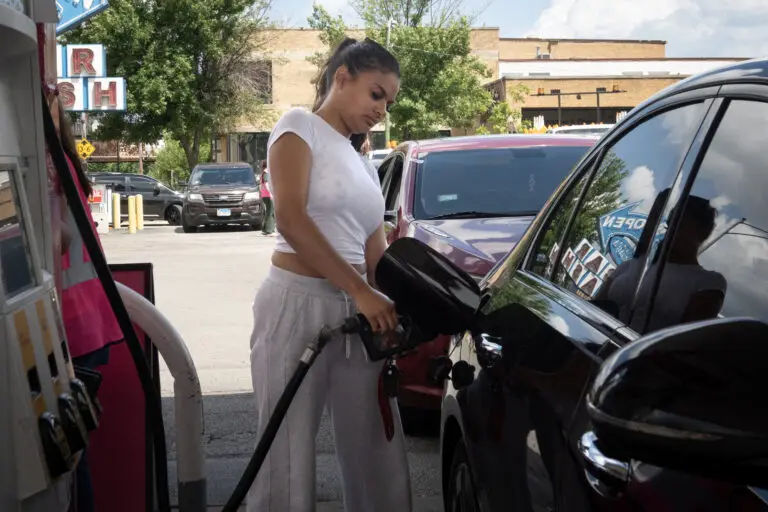Los precios del petróleo siguen cayendo y se acercan a los niveles previos a la guerra en Medio Oriente
