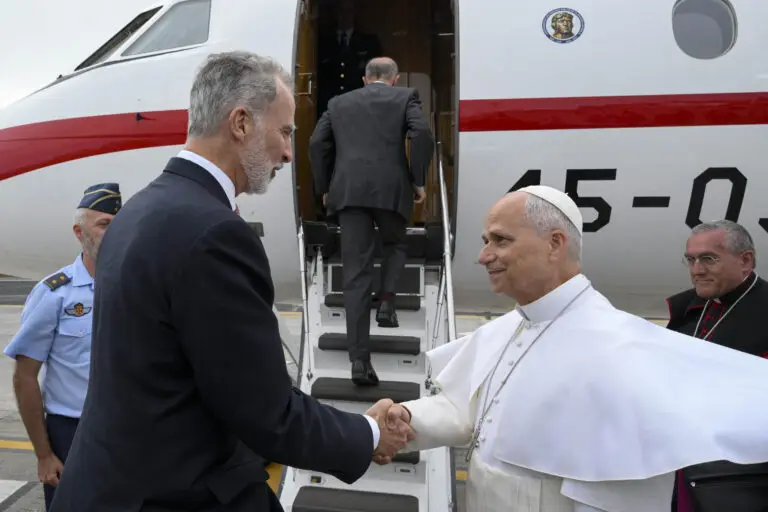 Final accidentado del viaje a España de León XIV: su avión tuvo un problema técnico y el rey Felipe VI le prestó el suyo para volver a Roma