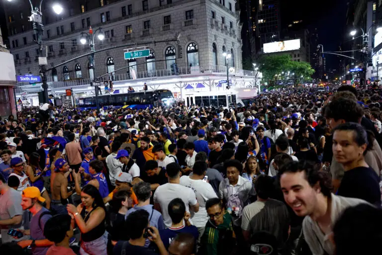 Festejos por el primer título de los Knicks en la NBA en 53 años dejaron más de 60 detenidos en Nueva York
