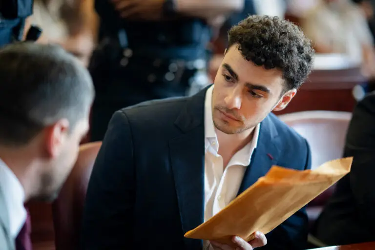 Luigi Mangione, acusado del asesinato de un alto ejecutivo en Nueva York, alegará problemas psiquiátricos en el juicio