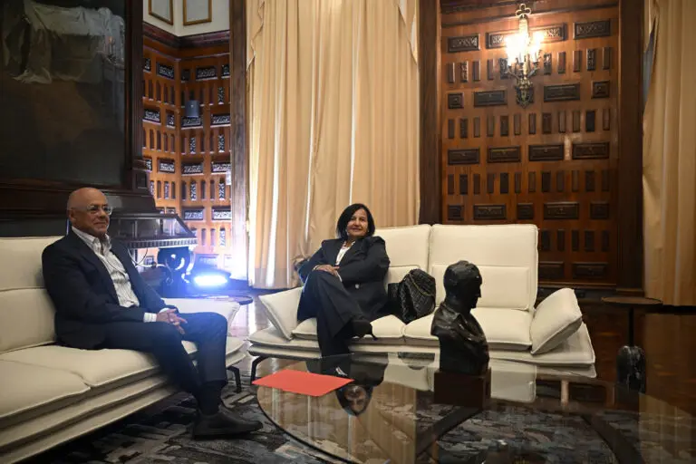 El gobierno de Venezuela y una exparlamentaria opositora iniciaron diálogo sobre transición democrática, con el visto bueno de EE.UU.