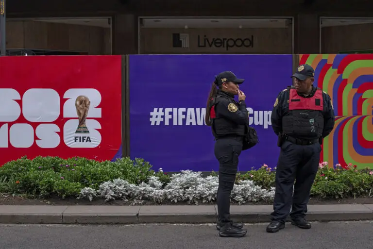 Detuvieron a un hombre que alquilaba por redes su acreditación para ingresar a partidos del Mundial en México