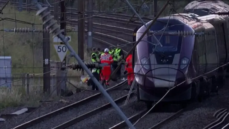 Choque de trenes al norte de Londres deja varios heridos y moviliza un amplio operativo de emergencia