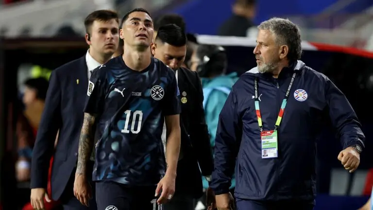 Video: la primera expulsión de un jugador en el Mundial por taparse la boca al hablarle a un rival