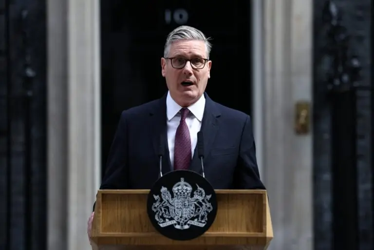 Luego de semanas de presiones internas, Keir Starmer renunció como primer ministro británico y líder del Partido Laborista