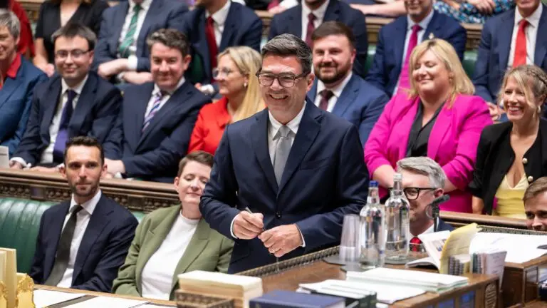 Andy Burnham juró como nuevo diputado y se encamina a ser el nuevo primer ministro británico