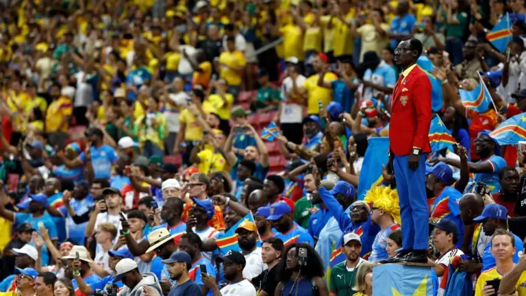'Lumumba Vea', el hincha congoleño que permanece inmóvil en los partidos, mira al frente y homenajea a una figura de la independencia