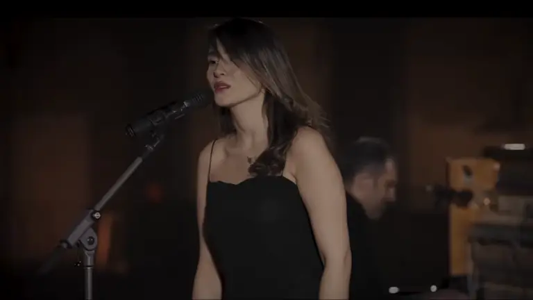 Un tribunal de Irán condenó a la cantante Parastoo Ahmadi a 74 latigazos por cantar sin velo en concierto online