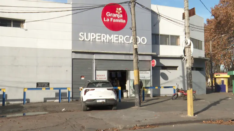 Un delincuente rapiñó un supermercado en el barrio Peñarol, redujo al guardia y se llevó dinero y cigarrillos
