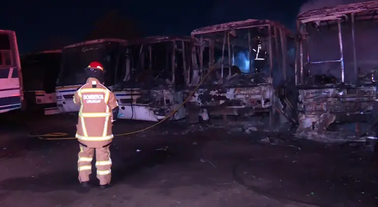 Incendio destruyó cuatro ómnibus en un depósito en Pando y dañó una quinta unidad