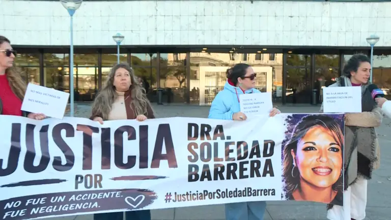 'Estamos reclamando que se revea la decisión de la ministra': excompañeras de la pediatra Soledad Barrera piden justicia
