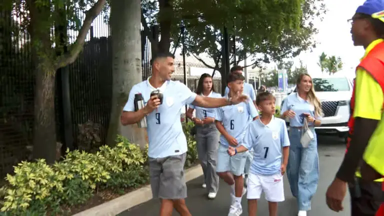 Video: acompañado por su familia Luis Suárez fue al estadio para ver el debut de Uruguay