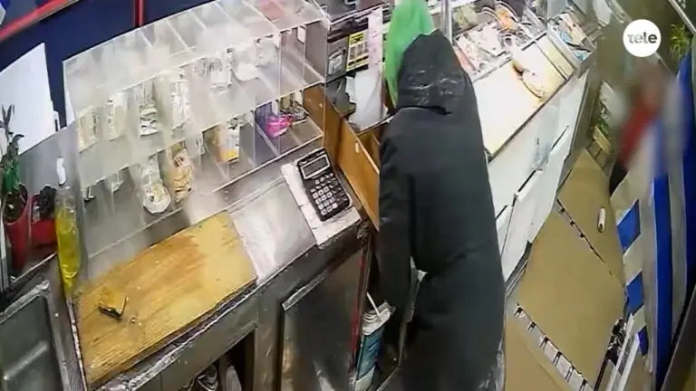 Video | 'Si se queda tranquila, no le va a pasar nada': simuló ser un cliente y luego robó carrito de comidas a una cuadra del Palacio Legislativo
