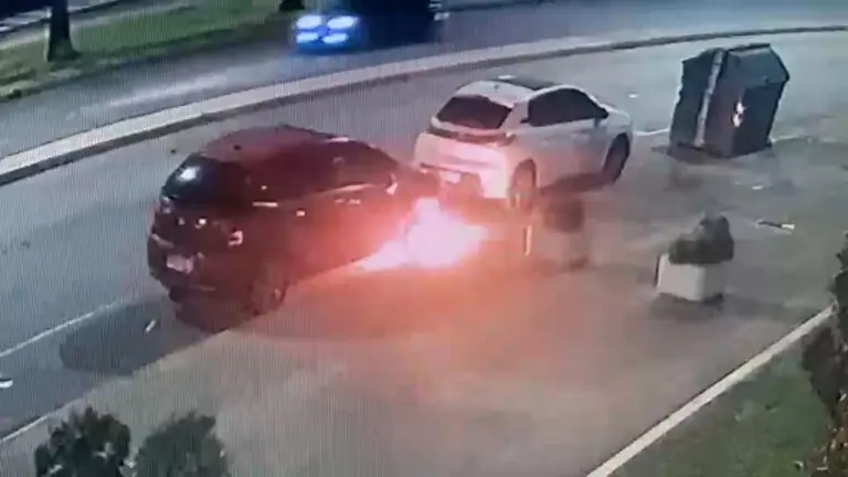 Video: se incendiaron dos autos estacionados en la rambla de Pocitos; un hombre estaba en el interior del vehículo en que inició el fuego