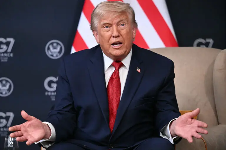 'Si no se comportan, volveremos de inmediato a lanzar bombas', dijo Trump dos días antes de la firma del acuerdo de paz con Irán