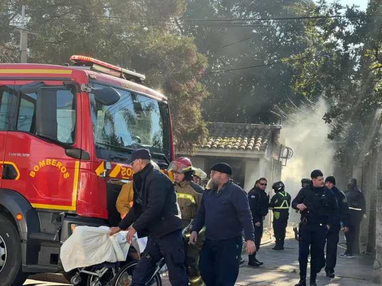 Cinco personas fueron rescatadas por Bomberos tras incendio en centro del Mides; dos están graves