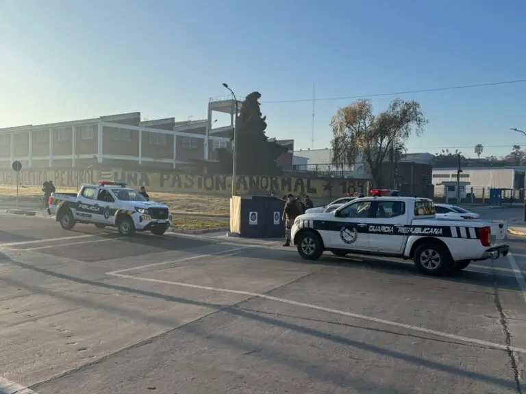 Asesinaron de varios disparos a un hombre en Pérez Castellanos; lo encontraron muerto en un cantero de la avenida Jacobo Varela