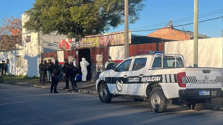 Un hombre fue asesinado y otro herido de bala en un taller mecánico de Sayago